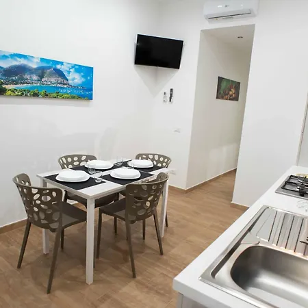 דירה Yris House